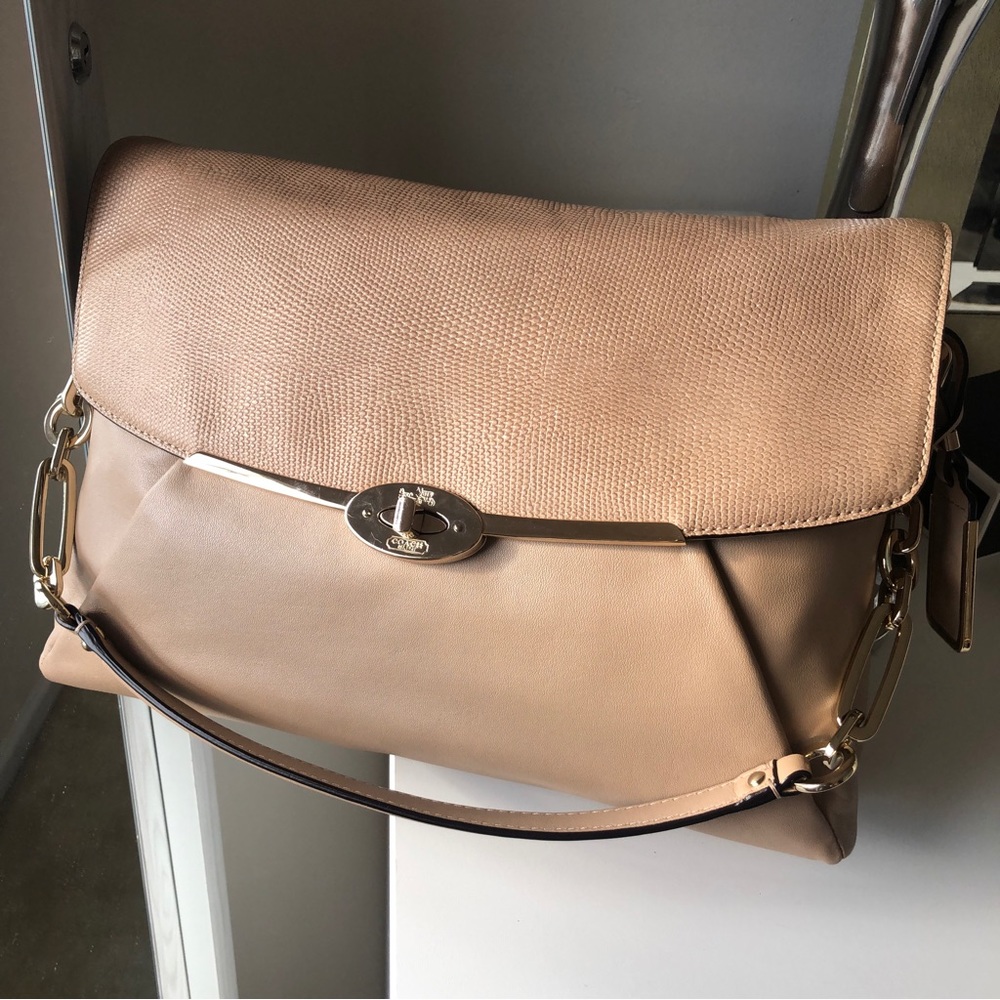 🤩✨ Coach glittery embossed lizard flap leather shoulder bag